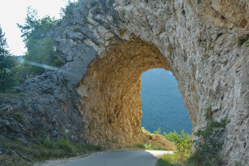 Sedlo Pass Steinbrücke Tunnel im Felsen im Durmitor-Nationalpark in Montenegro