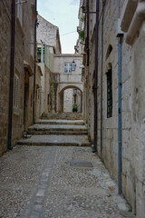 Obraz premium Leere Gasse in der Altstadt von Dubrovnik im Süden von Kroatien, an der Adria Altstadt Unesco