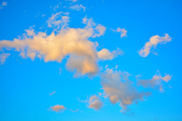 Fototapeta na wymiar Weiße Wolken am blauen Himmel