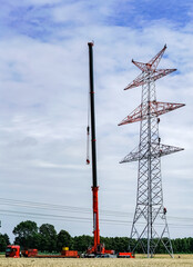 Netzausbau - neu erbaute Stahlmasten für Hochspannungsleitungen,  Symbolfoto.