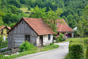 Fototapeta na wymiar Kleine urige Blockhütte in der Slowakei