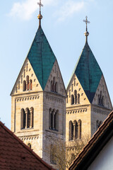 Obraz premium Doppeltürme der Kirche St. Peter in der Stadt Straubing