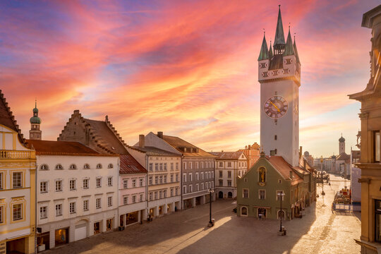Stadtplatz Straubing in Niederbayern mit Stadtturm in Sonnenuntergang