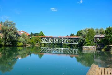Fototapeta na wymiar Brücke über den Fluss Krka in Novo Mesto in Slowenien