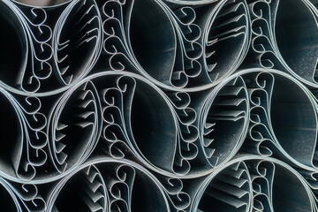 Gestapelte Regenrinne im Baumarkt