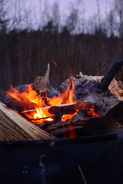 Lagerfeuer, Brennendes und loderndes Feuer mit Holzscheiden an Abend 