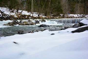 Fototapeta na wymiar Fluss Breitach bei Schnee in Oberstdorf