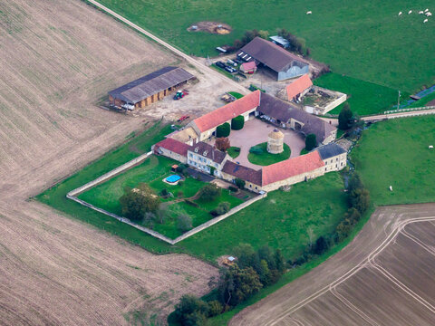 vue a&eacute;rienne d'une ferme &agrave; Parnes dans l'Oise en France