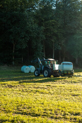 Traktor transport Strohballen