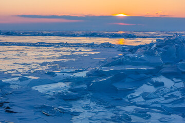 Fototapeta na wymiar sunrise on winter baikal lake 