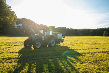 Traktor foliert die Strohballen