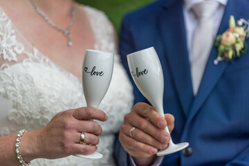 Brautpaar st&ouml;&szlig;t zu Hochzeit an
