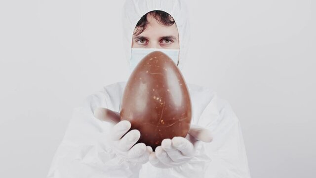 Medico con Uovo di pasqua ai tempi del covid coronavirus