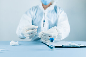 Medico prepara la siringa con il vaccino anticovid