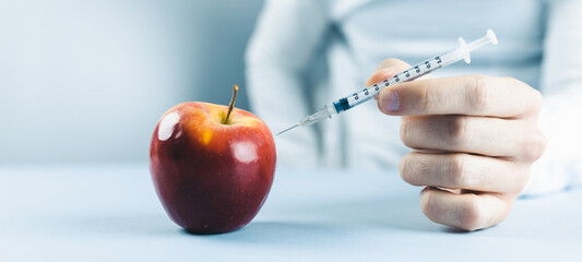 Giovane medico impara a fare il vaccino per il covid con la mela