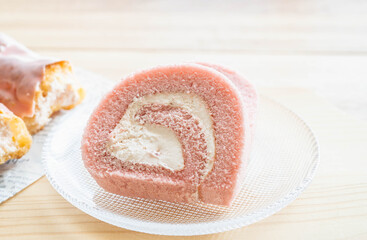苺のロールケーキ
