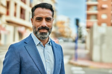 Obraz premium Middle age businessman smiling happy standing at the city.