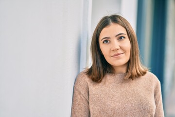 Fototapeta premium Young hispanic woman smiling happy standing at the city.