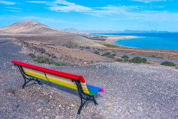 Foto auf Acrylglas Strand Sotavento, Fuerteventura, Kanarische Inseln Colorful bench overlooking Sotavento lagoon, Fuerteventura, Canary islands, Spain