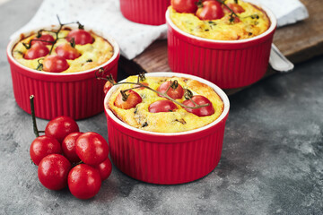 Mini quiche pie with chicken meat, cheese and tomatoes.