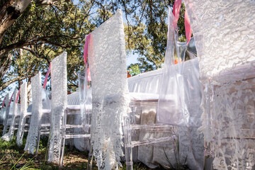 Decoración artesanal para tus fiestas, con silla plasticas en forma de cristal, tela de encaje,...