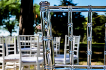 Decoración artesanal para tus fiestas, con silla plasticas en forma de cristal, tela de encaje, mesa de dulce, en cualquier lugar 