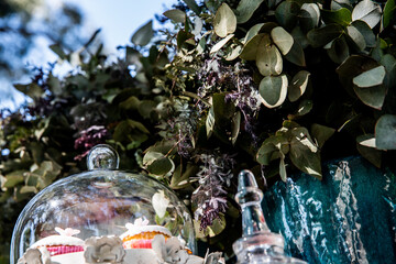 Decoración artesanal para tus fiestas, con silla plasticas en forma de cristal, tela de encaje, mesa de dulce, en cualquier lugar 