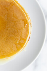 composition de petits gâteaux de cuisson. Gros plan de crêpes cuites au four sur une plaque blanche.