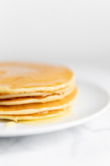 composition de petits gâteaux de cuisson. Gros plan de crêpes cuites au four sur une plaque blanche.