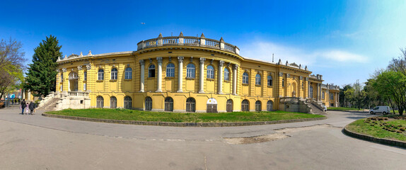 Fototapeta premium BUDAPEST - APRIL 2, 2019: Szechenyi Thermal Bath and Swimming Pool, entrance