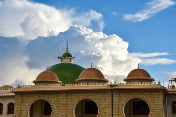 Fototapeta na wymiar Beautiful cotton clouds behind mosque dome