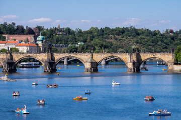 Boote auf der Moldau in Prag