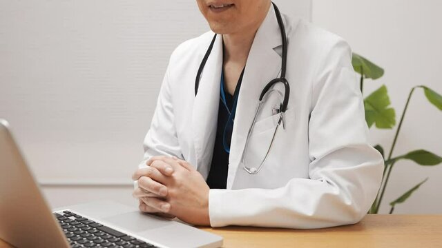 オンライン診療で患者と会話している医師