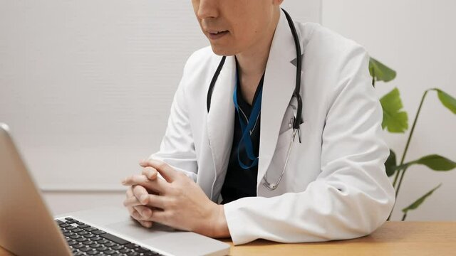 オンライン診療で患者と会話している医師