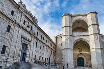 Obraz premium Hospedería e iglesia monasterio de San Benito el real en la ciudad de Valladolid construida entre 1499 y 1515