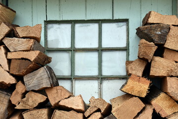 Brennholz vor einer alten Holzfassade