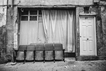 Butacas de cine en la calle