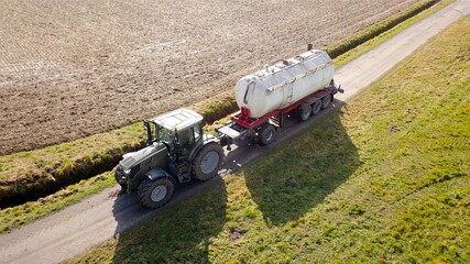 Gülletourismus - Transport von Gülle mit einem Traktor und Güllefass auf einem Feldweg, Vogelperspektive © keBu.Medien