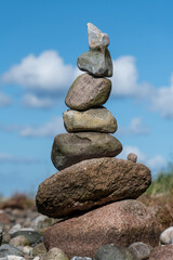 Fototapeta na wymiar Turm aus Steinen an der Ostseeküste
