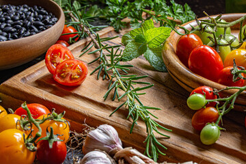Ingredientes y verduras orgánicas frescas en una tabla de madera para cortar