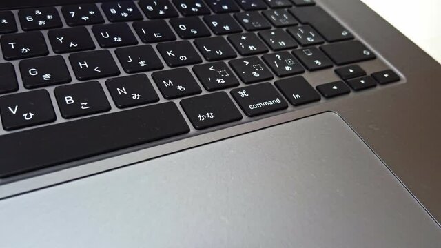 ノートパソコンの黒い日本語配列キーボード