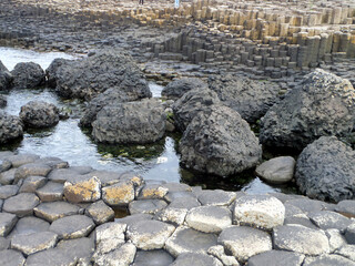 Der Giant's Causeway in der Grafschaft Antrim in Nordirland. Ineinandergreifende Basaltsäulen. Damm Küstenlinie. Beeindruckende faszinierende hexagonale Steinformation.