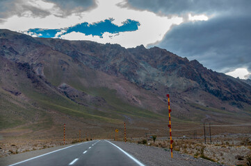 Camino de montaña. Medidores de nieve sobre ruta.
