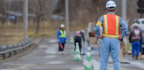 道路工事を管理する現場監督
