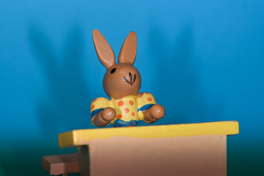Hase in der Schule, Hasenm&auml;dchen in der Schule, Hasenschule, Schulunterricht, Holzhase, Hase aus Holz, Hasenfigur, Figur, Holzfigur, 