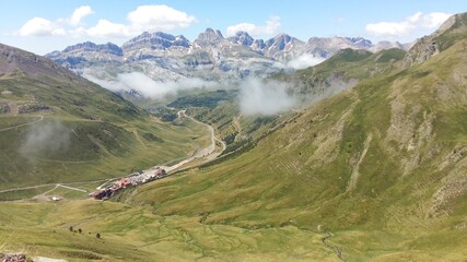 Estaci&oacute;n de esqu&iacute; de Ast&uacute;n, Espa&ntilde;a, vista desde la parte alta de las monta&ntilde;as a las que se llega con el telesilla, y con el marco de grandes picos al fondo
