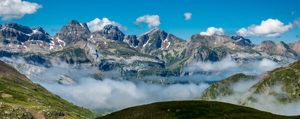 Panorámica de algunos grandes picos de los Pirineos españoles en verano