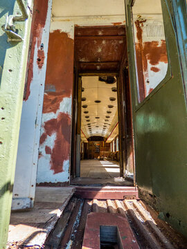 Vista del interior de un antiguo vag&oacute;n de ferrocarril corroido por el tiempo y la desidia y parado en la antigua estaci&oacute;n de ferrocarril de Canfranc, Espa&ntilde;a