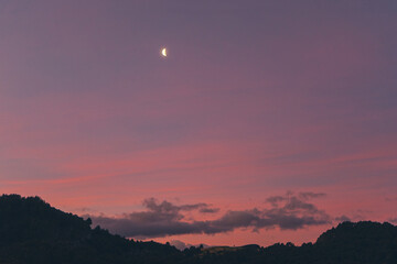 atarecer rosa con luna
