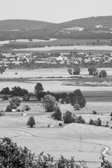 Krajobraz, pola i zabudowania widziane z gór. Czarno-białe, pion.  © Andrzej Michaluk